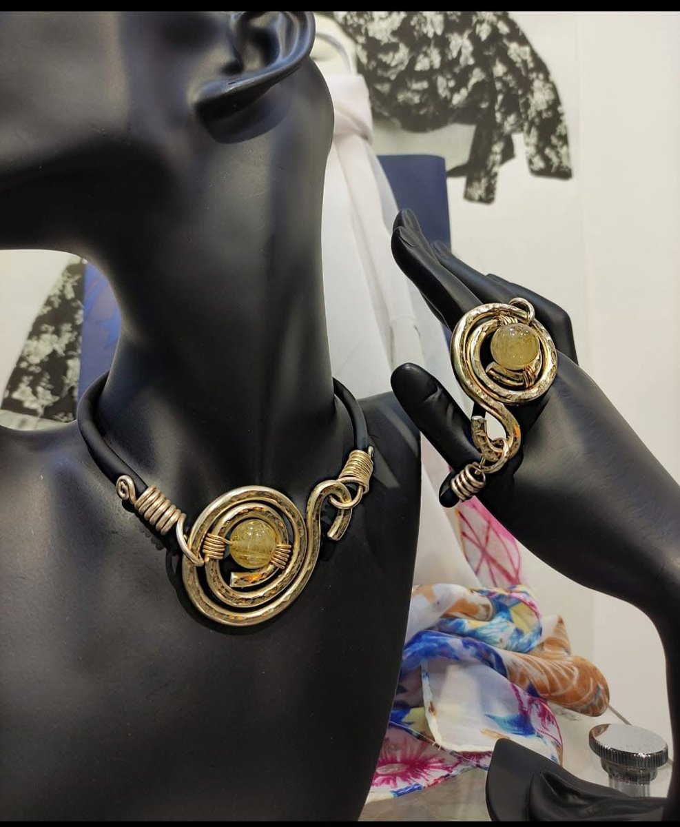 Parure girocollo e bracciale a spirale con pietra dura