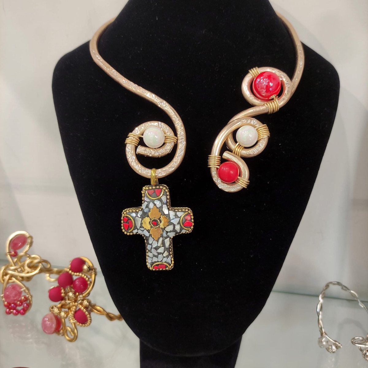 Girocollo in alluminio anodizzato con croce etnica