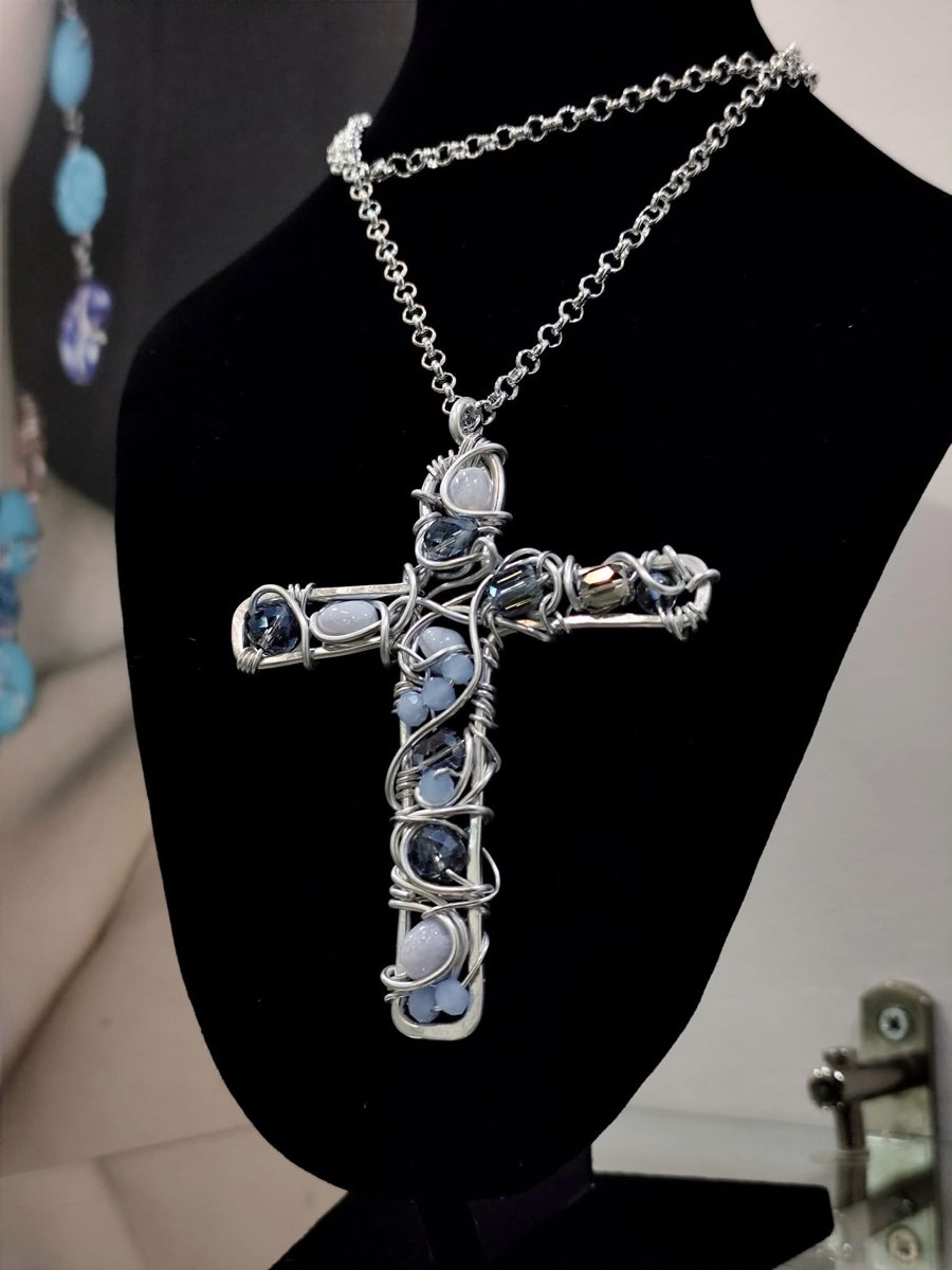 Croce in wire con cristalli e pietre dure