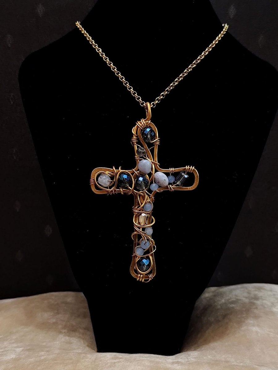Croce in wire con cristalli e pietre dure