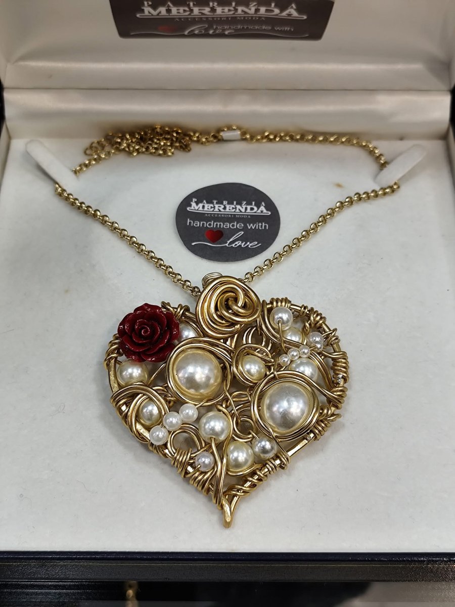 Cuore in alluminio anodizzato con perle e rosa in resina