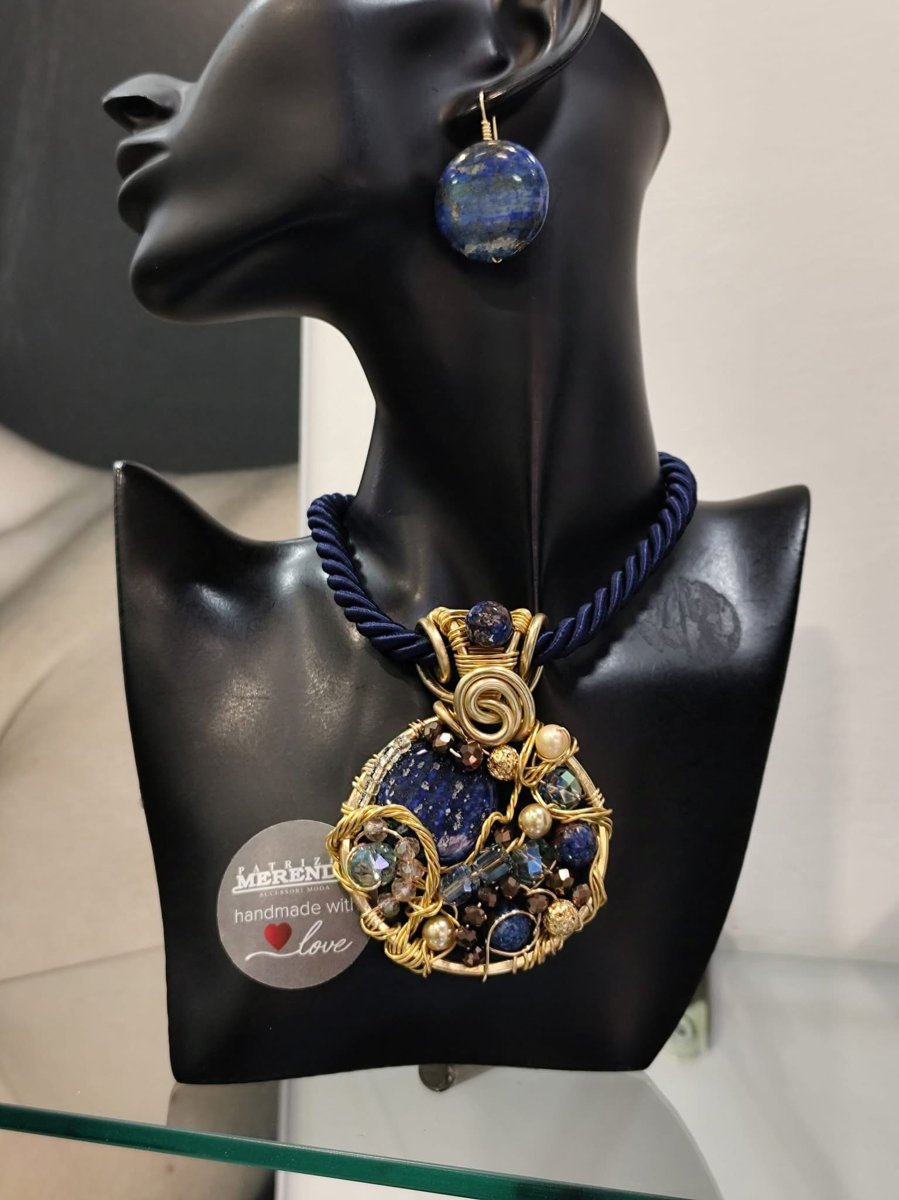 Ciondolo rotondo e orecchini con lapis
