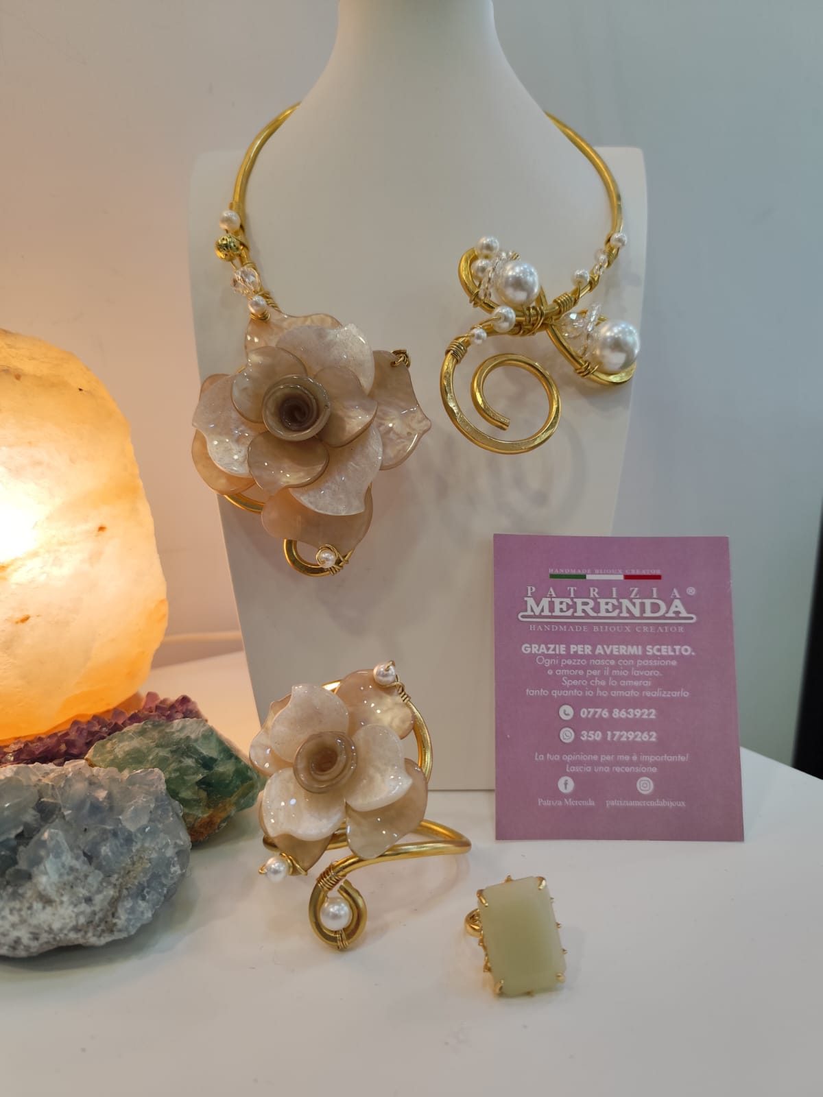 Parure con rosa in resina