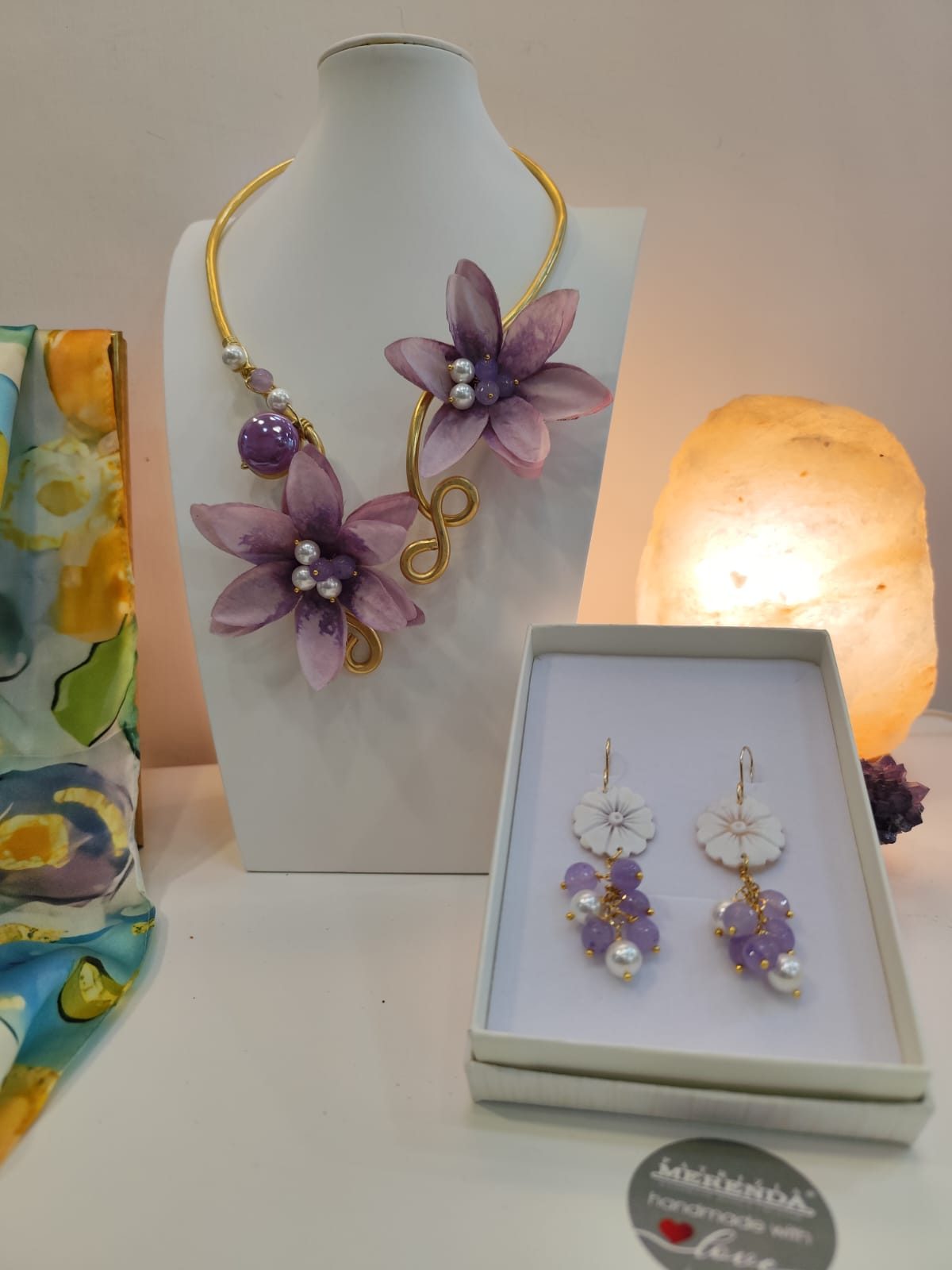 Girocollo con fiori in tessuto e orecchini