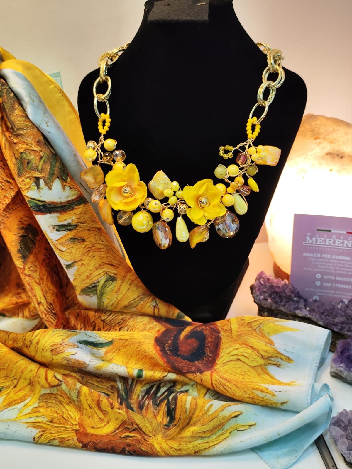Girocollo in wire con fiori in tessuto