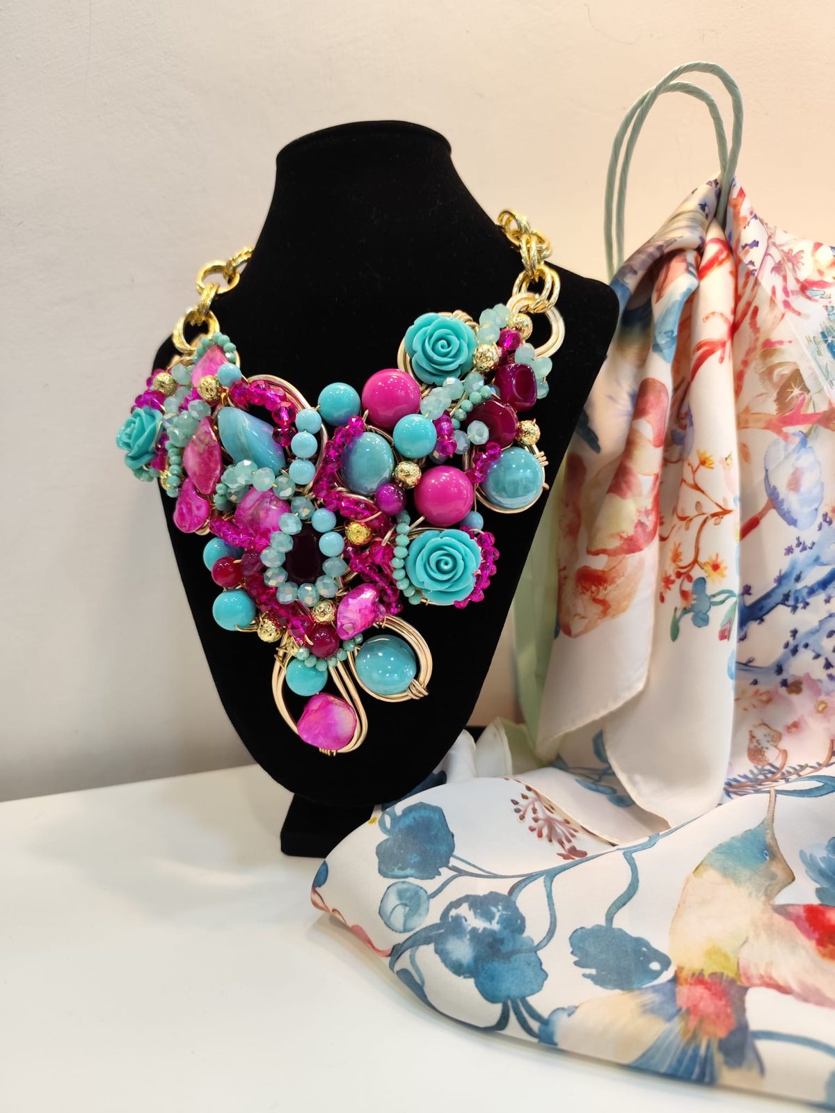 Collana pettorale turchese e rosa