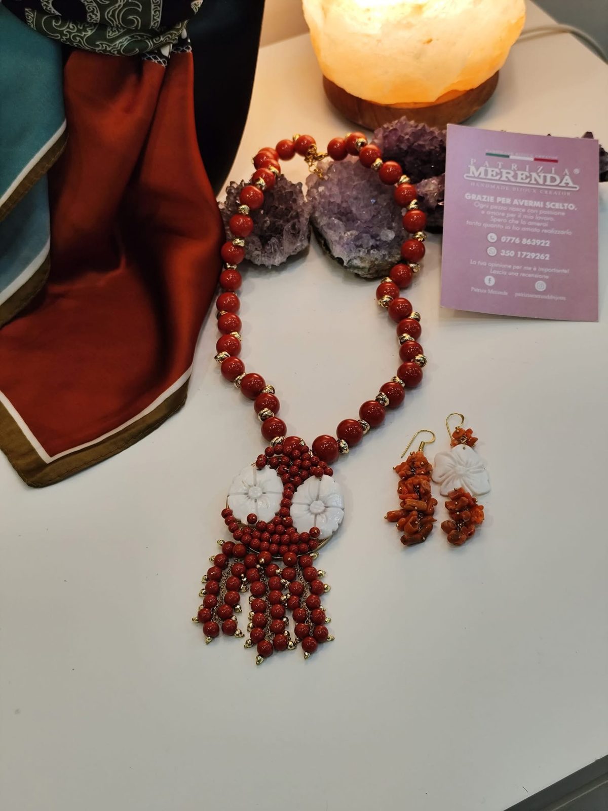 Collana con pietre dure e fiori in cammeo
